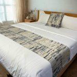 Brune line - chemin de lit décoratif avec 1 coussin