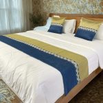 Éclat tissé bleu - chemin de lit décoratif avec 2 coussins
