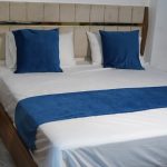 Velour grace - chemin de lit décoratif avec 2 coussins