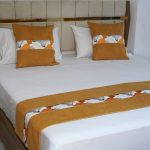 Minuit luxe beige - chemin de lit décoratif avec 2 coussins