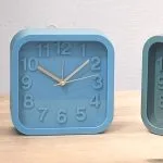 Réveil en plastique 3D ALVIN – 13 × 13 cm -  Bleu carre